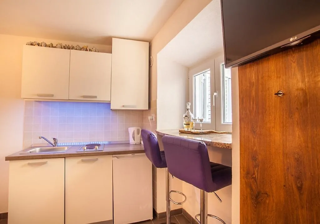 Honey Apartments Cres