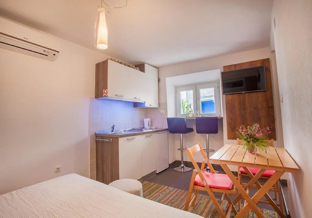 Honey Apartments Cres