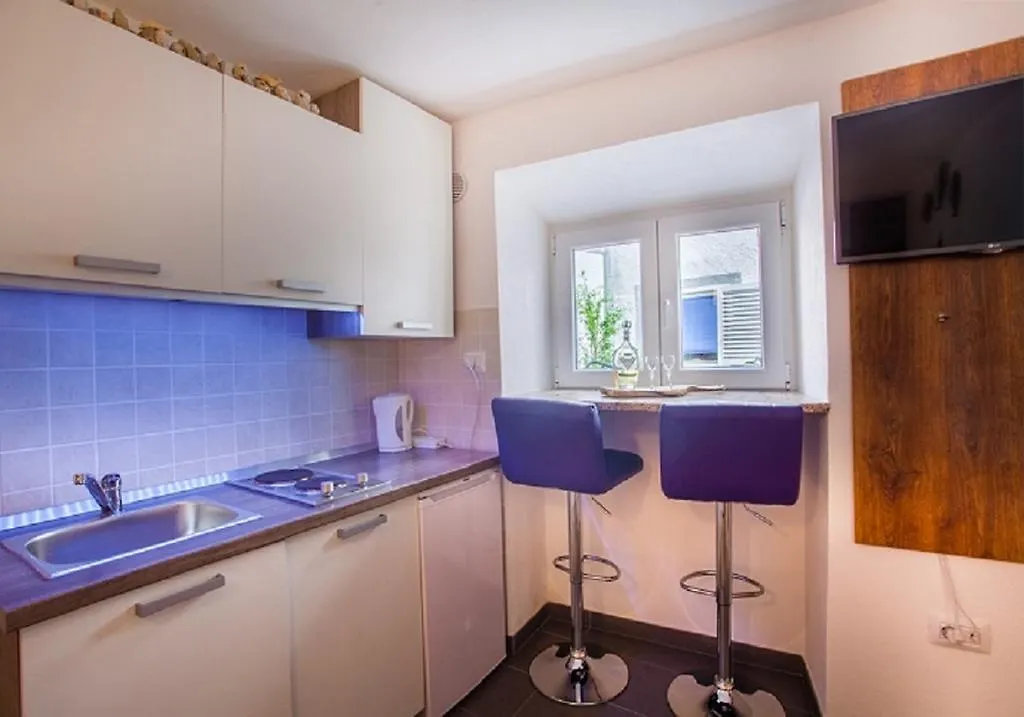 Honey Apartments Cres 0*,