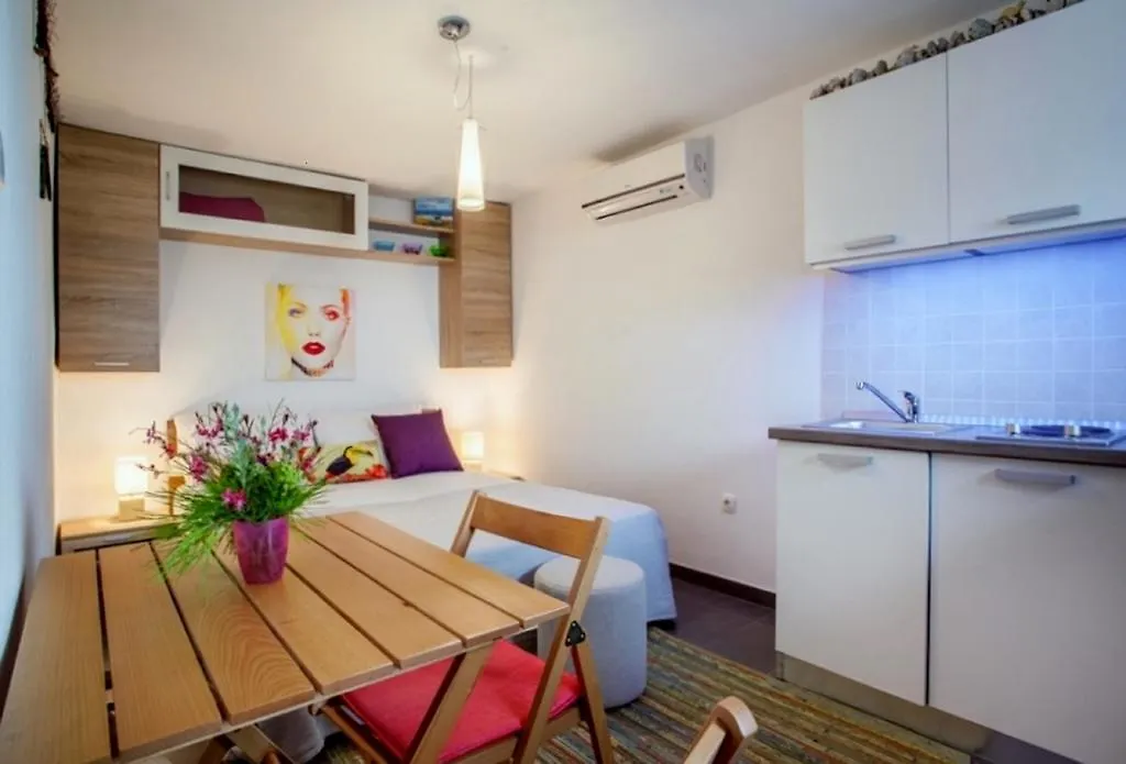 Honey Apartments Cres