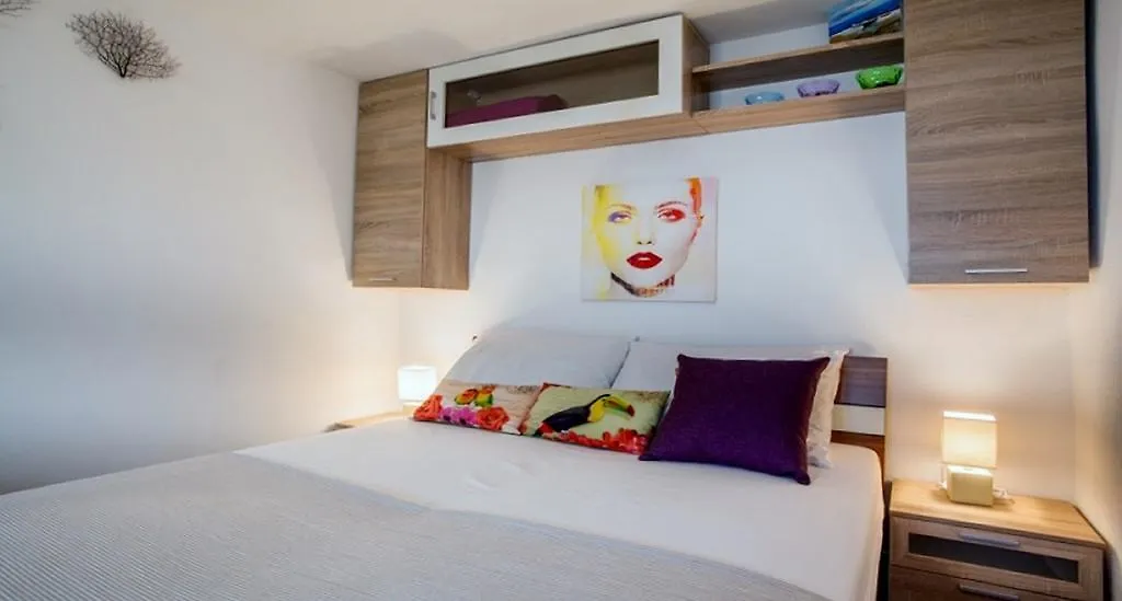 Honey Apartments Cres