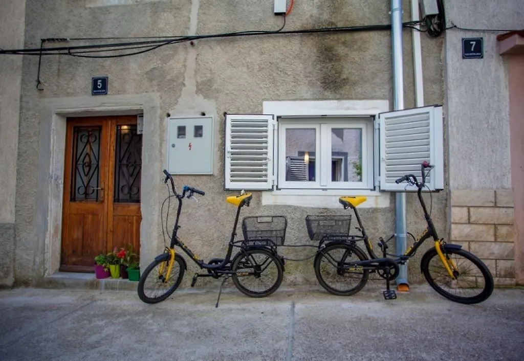Honey Apartments Cres