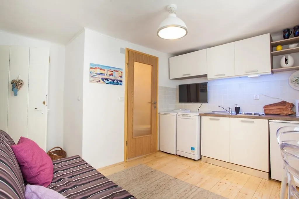 Honey Apartments Cres 0*,