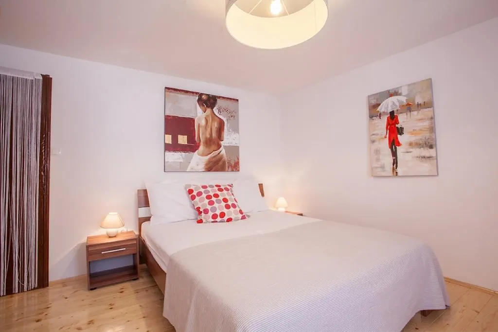 Honey Apartments Cres